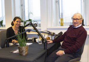 Fotografi av Heidi Skutlaberg Wiig og Are Løken i podkast-studio.