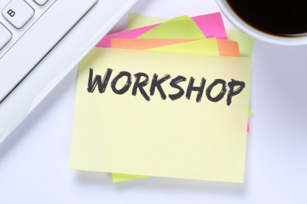 Bilde av gul postit lapp der det står WORKSHOP